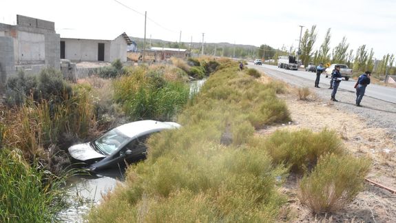 Un joven perdió el control de su auto en la ex Autovía y cayó a un canal