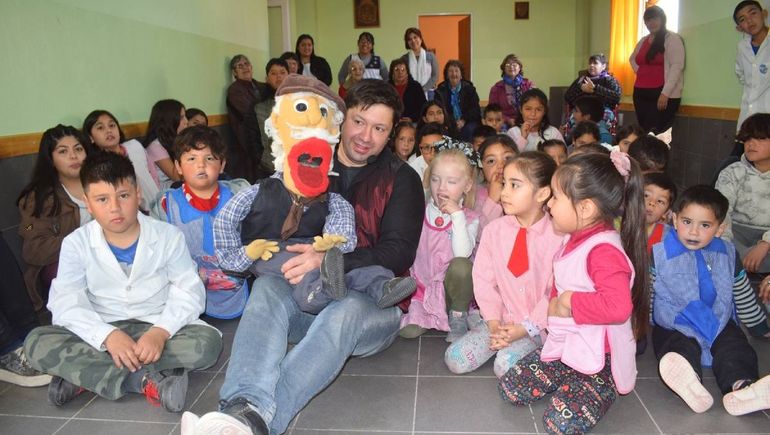 Atilio y un show infantil lleno de emoción en una escuela rural