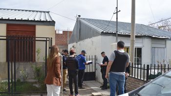 La brigada de investigaciones de Chos Malal durante el allanamiento a la casa del chofer. La brigada de investigaciones de Chos Malal durante el allanamiento a la casa del chofer.