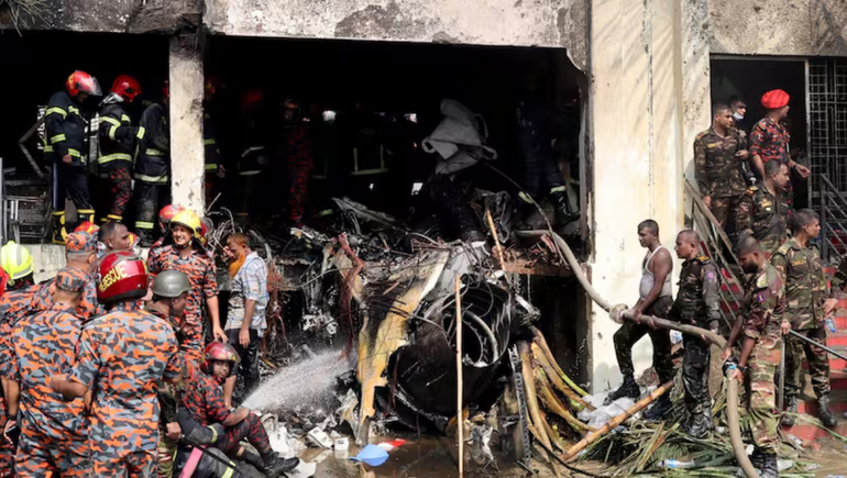 Se estrelló un avión contra una escuela en Bangladesh: 19 muertos y cientos de heridos