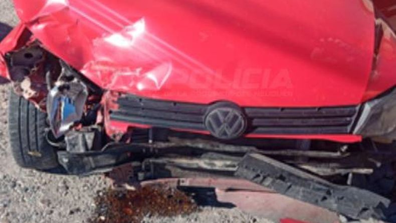 Los delincuentes escaparon rumbo al oeste y se incrustaron en el paredón de una casa particular. | LM Neuquen Los delincuentes escaparon rumbo al oeste y se incrustaron en el paredón de una casa particular.