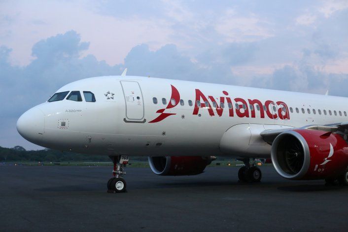 Foto de archivo. Un avión Airbus A320neo de la aerolínea Avianca durante la ceremonia de presentación en el aeropuerto internacional monseñor Óscar Arnulfo Romero en San Luis Talpa, El Salvador, 7 de Foto de archivo. Un avión Airbus A320neo de la aerolínea Avianca durante la ceremonia de presentación en el aeropuerto internacional monseñor Óscar Arnulfo Romero en San Luis Talpa, El Salvador, 7 de