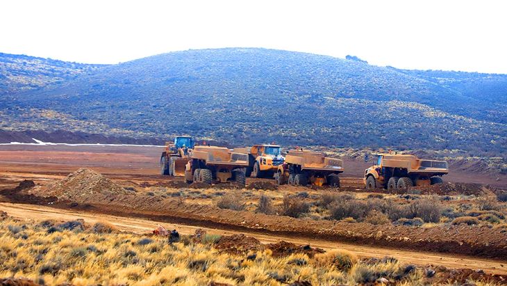 A 90 km de Jacobacci, la mina Calcatreu inició su producción de oro y plata en la estepa rionegrina.
