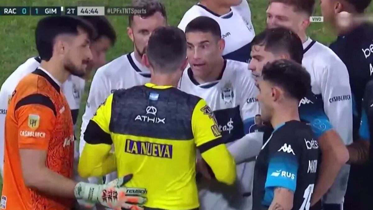Los jugadores de Gimnasia increparon al árbitro por su decisión a favor de Racing.