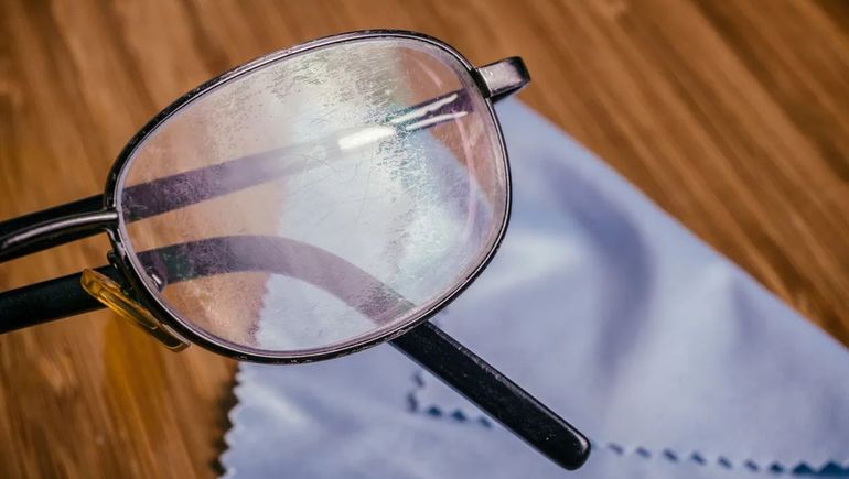 Así se pueden arreglar los anteojos rayados en casa.