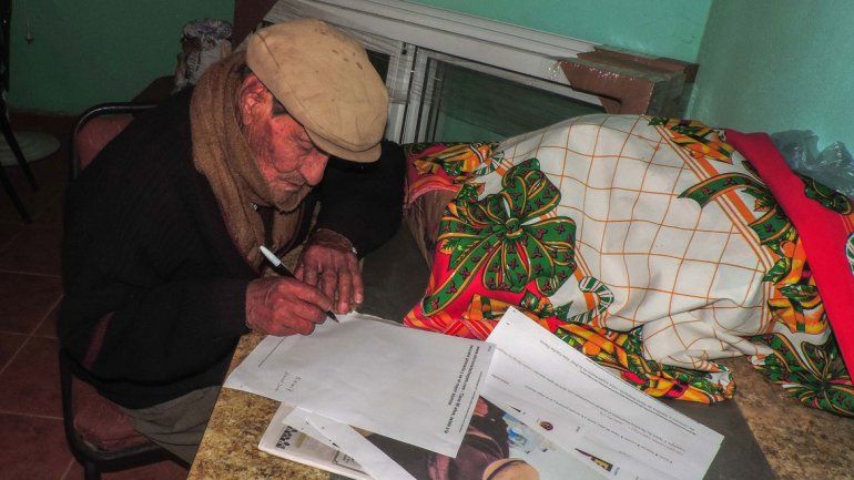 Don Cantalicio Oropel cursa cuatro veces por semana. Las maestras lo ponen como ejemplo para los más chicos.