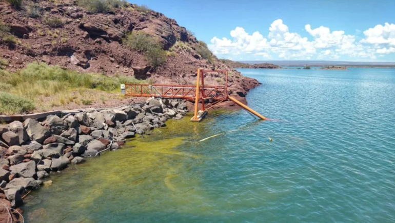 Las algas se multiplican en el embalse del Chocón