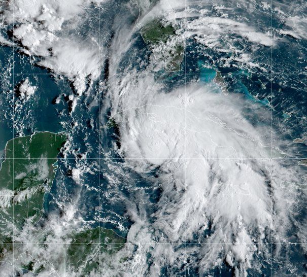Una imagen de satélite muestra la tormenta tropical Ida antes de convertirse en huracán a su paso po el Caribe. 27 agosto 2021. NOAA/entrega vía Reuters. ESTA IMAGEN FUE ENTREGADA POR UNA TERCERA