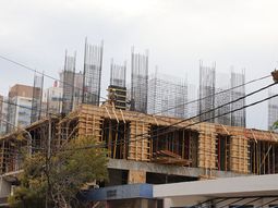 La construcción pegó un fuerte rebote en abril, según el INDEC