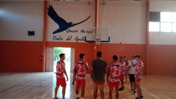 El plantel del Rojo entrenó en el gimnasio de Piedra del Aguila. El plantel del Rojo entrenó en el gimnasio de Piedra del Aguila.