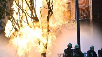 un edificio quedo envuelto en llamas de hasta 12 metros: varios heridos y vecinos evacuados un edificio quedo envuelto en llamas de hasta 12 metros: varios heridos y vecinos evacuados