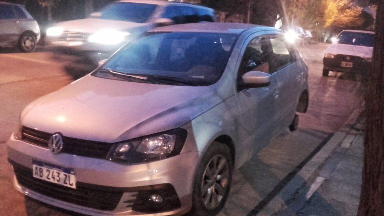 Volvieron los robarruedas y atacaron un auto en el centro