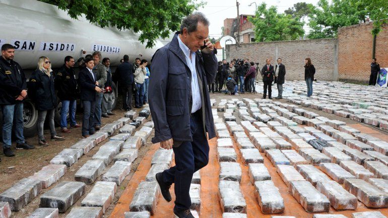 Daniel Scioli camina sobre un cargamento de marihuana descubierto por la Policía Bonaerense.