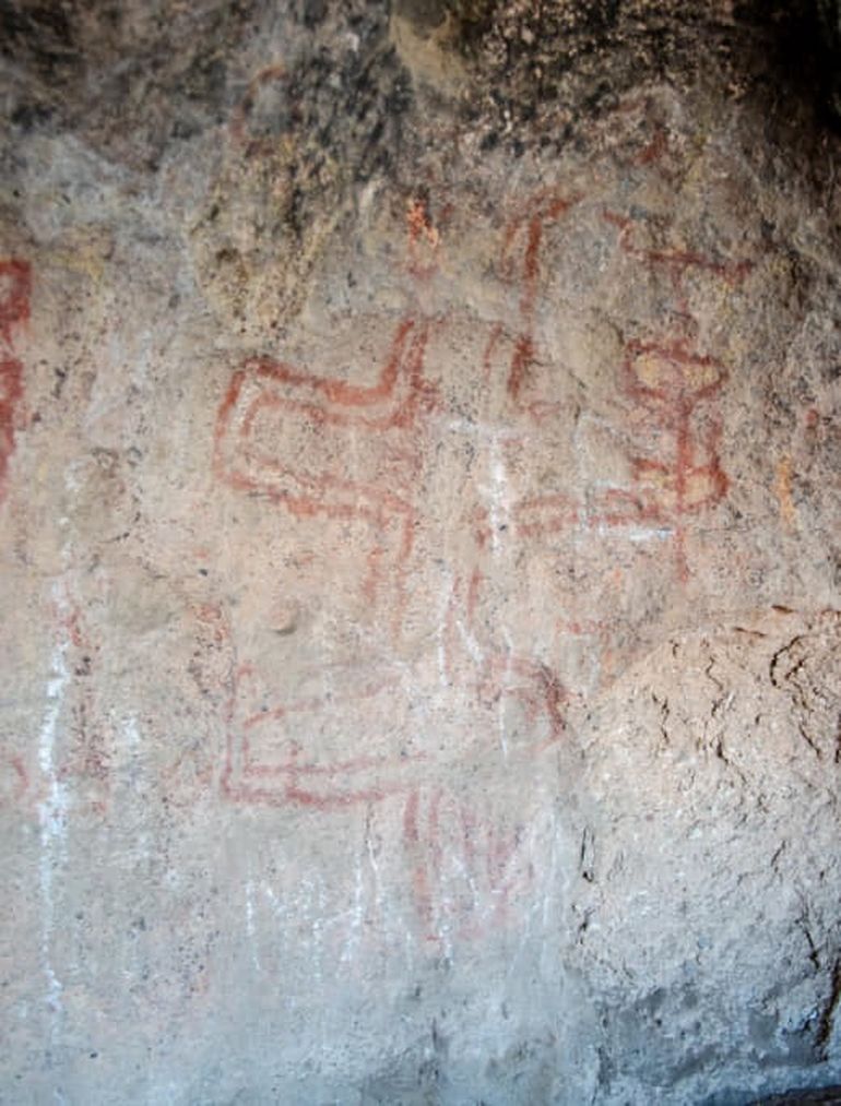 Las maravillosas y enigmáticas pinturas rupestres realizadas por los pueblos antiguos hace más de 2000 años que se encuentran en la Cueva Huenul, un sitio arqueológico de 10.000 años de antigüedad. Las maravillosas y enigmáticas pinturas rupestres realizadas por los pueblos antiguos hace más de 2000 años que se encuentran en la Cueva Huenul, un sitio arqueológico de 10.000 años de antigüedad.