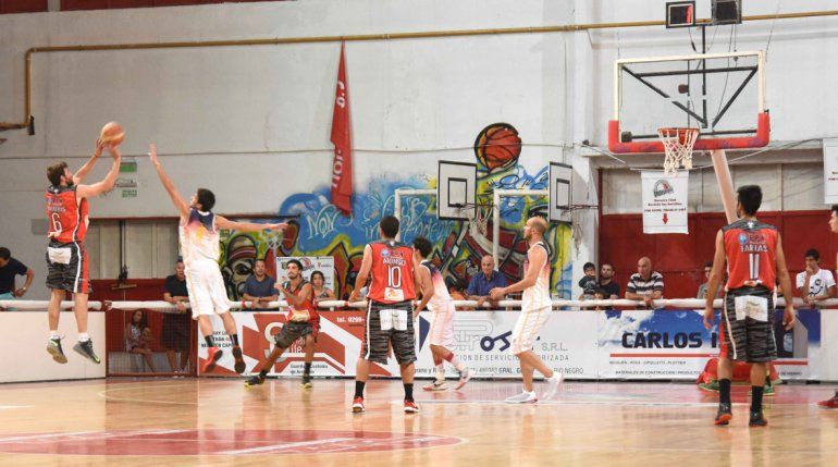 Matías Barberis prueba desde afuera en un ataque del Rojo