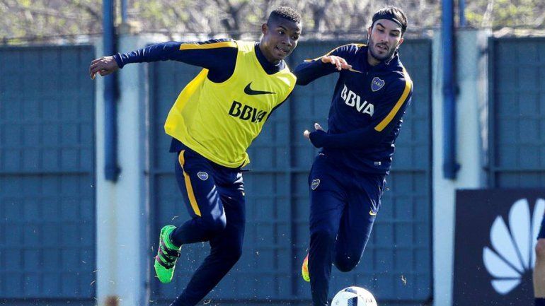 Los colombianos pelean por unlugar en el medio de Boca.