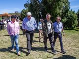 Walter Cortez, y Daniel Scioli y Leandro Ballerini, recorriendo la muestra.