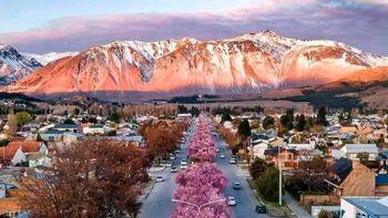 Las múltiples opciones para hacer senderismo y actividades de senderismo y el trato amable de los habitantes, lo más característico para los viajeros que visitan la ciudad cordillerana de Chubut. Las múltiples opciones para hacer senderismo y actividades de senderismo y el trato amable de los habitantes, lo más característico para los viajeros que visitan la ciudad cordillerana de Chubut.