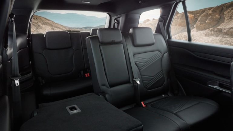 La tercera fila de asientos –plegable eléctricamente– le permite al Ford Everest ofrecer siete plazas en su habitáculo. La tercera fila de asientos –plegable eléctricamente– le permite al Ford Everest ofrecer siete plazas en su habitáculo.