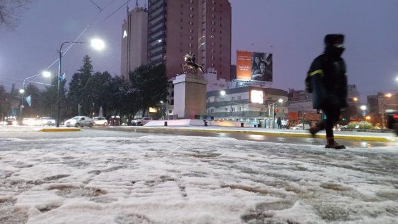 En imágenes: llegó la nieve y la ciudad se vistió de blanco
