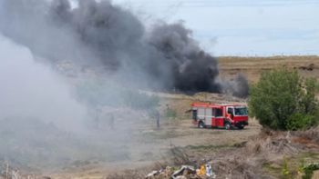 Uno de los focos que combatieron los bomberos en el barrio San Benito de Río Gallegos se extendía unos 50 metros, por 5 de ancho. Uno de los focos que combatieron los bomberos en el barrio San Benito de Río Gallegos se extendía unos 50 metros, por 5 de ancho.
