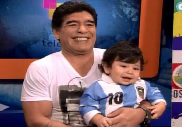 Maradona mostró a su hijo Diego Fernando por televisión