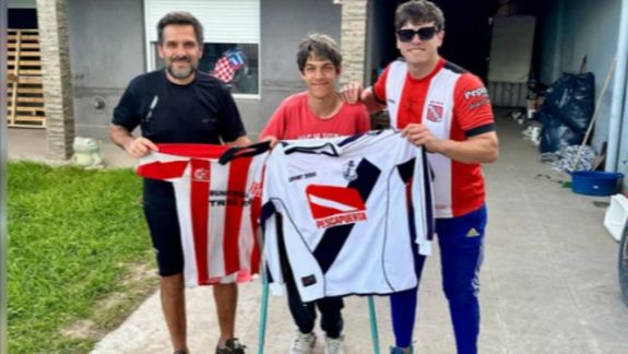 Gino (centro) con su papá Iván y con Luciano, que le llevó desde Chubut la camiseta de Racing de Trelew.&nbsp;