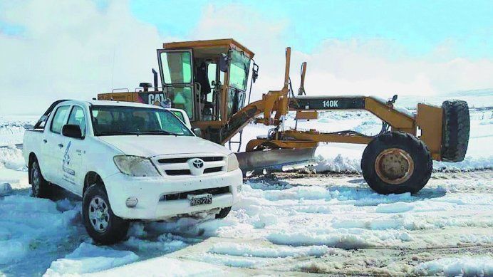 Vialidad Provincial trabajó intensamente para despejar las rutas y caminos tapados de nieve. Vialidad Provincial trabajó intensamente para despejar las rutas y caminos tapados de nieve.
