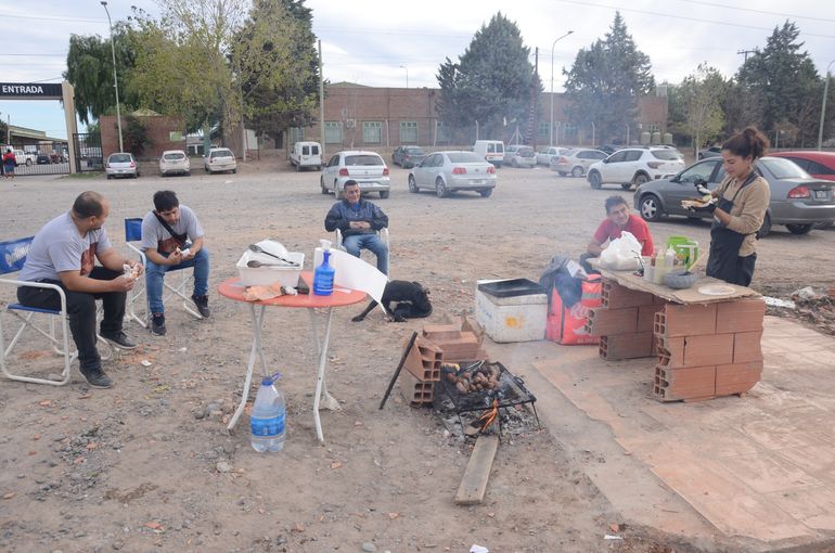 Lucía en su puesto de choripanes. Lucía en su puesto de choripanes.