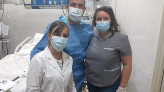 El equipo de trabajo que llevó a cabo el tratamiento de la paciente con mielitis transversa en Puerto Madryn.