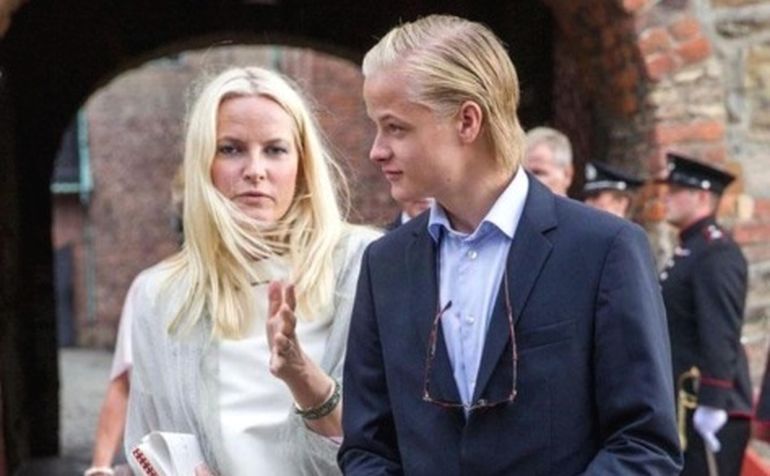 Marius Borg, junto a su madre, Mette-Marit Marius Borg, junto a su madre, Mette-Marit