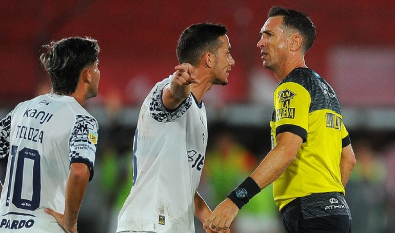 Marcone le protesta a Dóvalo en el partido del martes. Marcone le protesta a Dóvalo en el partido del martes.