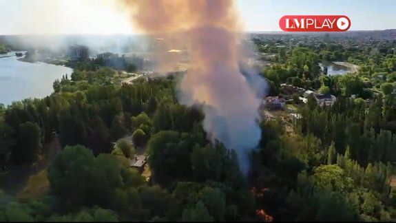 Bomberos combaten un incendio de pastizales en Neuquén