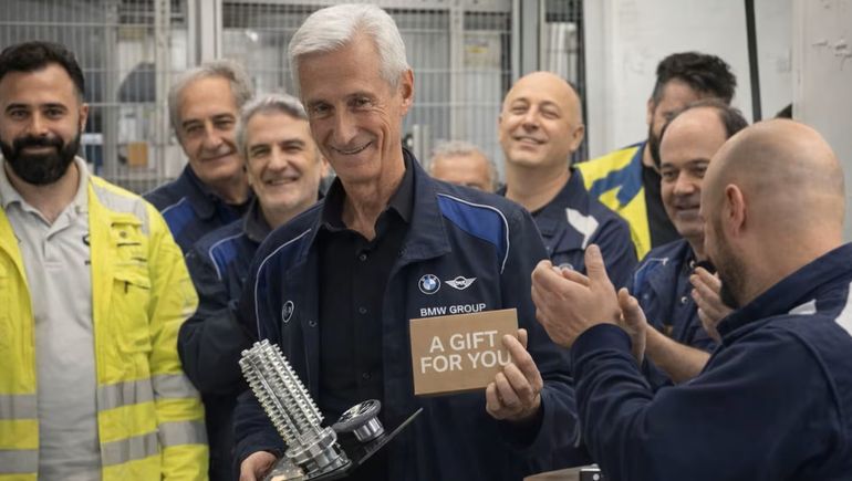 BMW le regaló un M3 a un empleado que se jubiló tras 45 años de trabajo en la planta de Múnich.