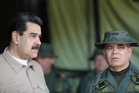 Foto de archivo. El presidente venezolano, Nicolás Maduro, junto a su inistro de Defensa, Vladimir Padrino, durante una reunión con comandantes militares en Caracas, Venezuela. 3 de junio de 2019. Foto de archivo. El presidente venezolano, Nicolás Maduro, junto a su inistro de Defensa, Vladimir Padrino, durante una reunión con comandantes militares en Caracas, Venezuela. 3 de junio de 2019.