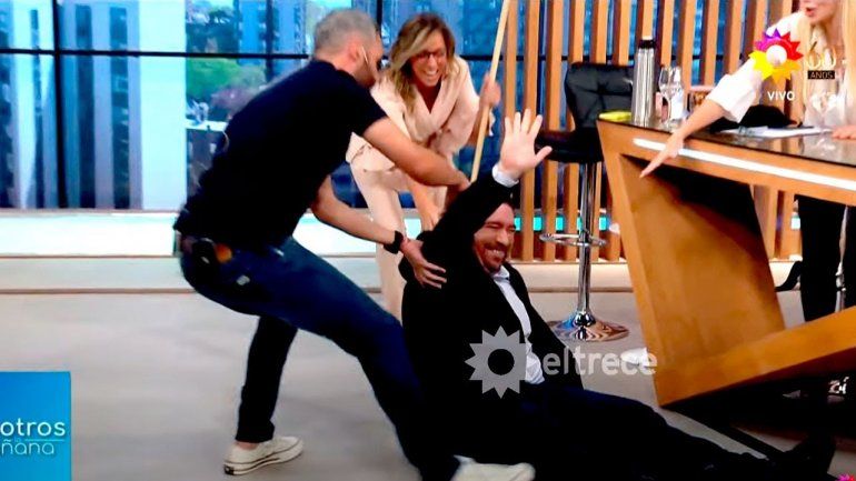 ¡Papelón al aire! Periodista de El Trece se dio un porrazo