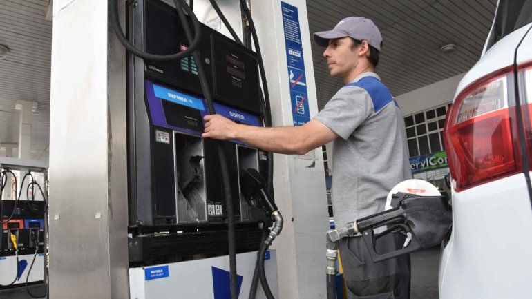 En las estaciones de servicio de la capital neuquina ya rigen los nuevos precios de los combustibles.