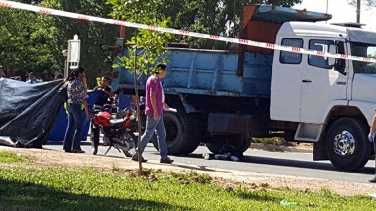 Un motociclista murió tras ser atropellado por un camión