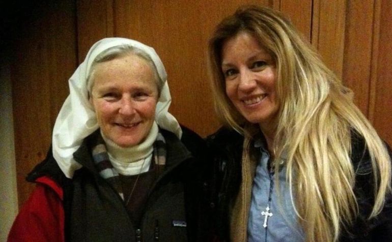 La foto de Gisela Barreto en 2010 con una monja de la que es devota. La foto de Gisela Barreto en 2010 con una monja de la que es devota.