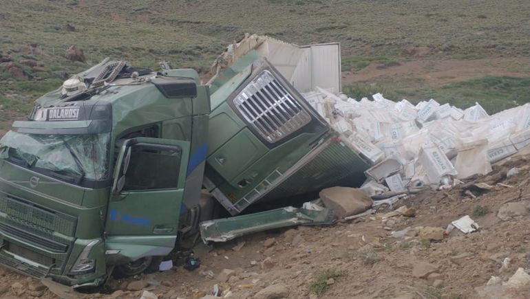 Volcó un camión lleno de salmón y los vecinos lo saquearon