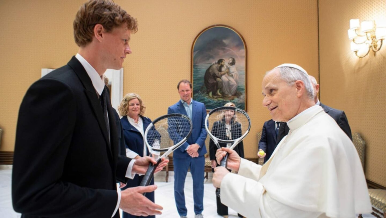 El papa León XIV con el tenista Jannik Sinner en el Vaticano