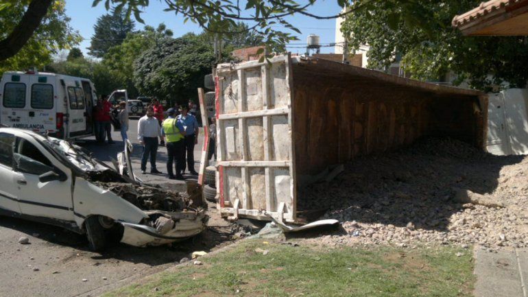 Camionero aplastó un auto estacionado en la rotonda de Illia y San Juan.