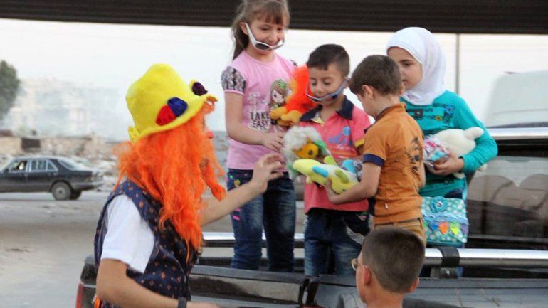 Era un trabajador social que intentaba que los chicos olvidaran las bombas.