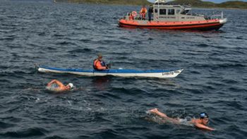 Los 34 expertos en natación con frío extremo se fueron relevando para cubrir un trayecto de 15 kilómetros, entre Chile y Tierra del Fuego. Los 34 expertos en natación con frío extremo se fueron relevando para cubrir un trayecto de 15 kilómetros, entre Chile y Tierra del Fuego.
