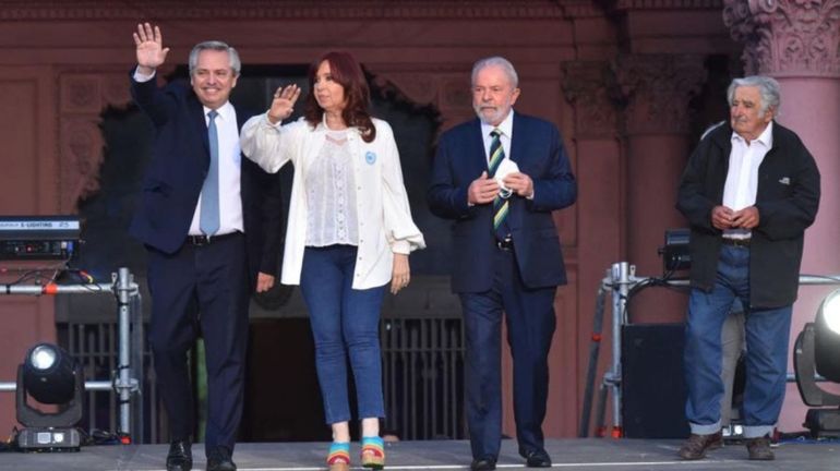 En el Día de la Democracia, Alberto y Cristina apuntaron al FMI