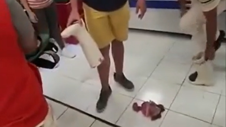 Atrapó a sus empleados cuando le robaban carne y la escondían en sus botas