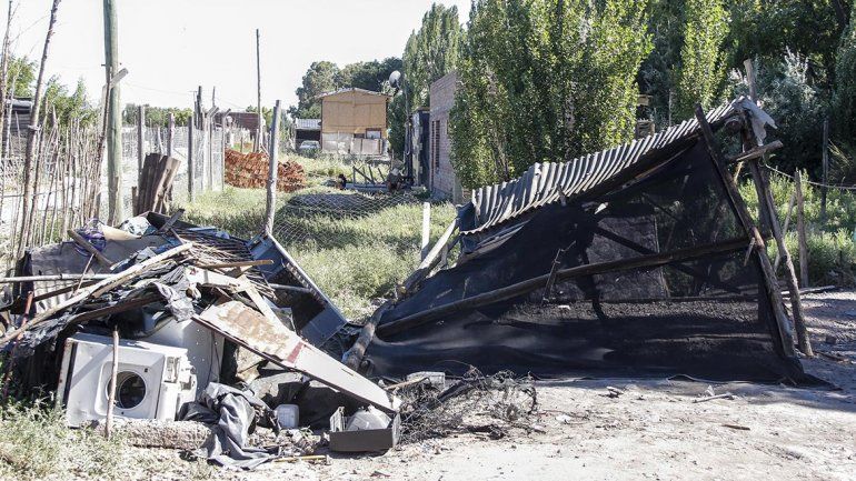 Lo encontraron abusando de una adolescente y le prendieron fuego la casilla en Ferri