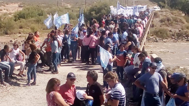 Rincón de los Sauces: vecinos cortan el puente interprovincial