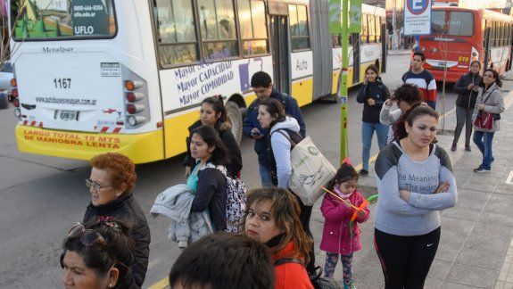 Los coles trasladan diariamente 90 mil pasajeros. El valor del pasaje pasó de $9,90 a $13,90 ese año.