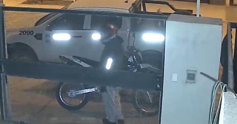 Uno de los cuatro ladrones que llegaron a la casa de Gonzalo y le robaron su moto Honda. La imagen fue tomada por una cámara de seguridad. 